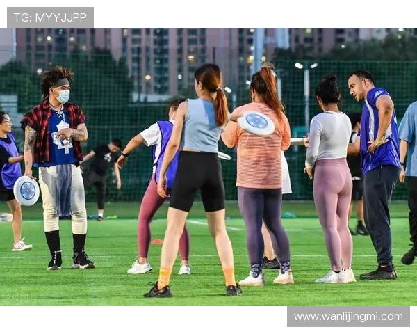 广州飞盘队配合引发热议球迷对战术和默契提出不同看法